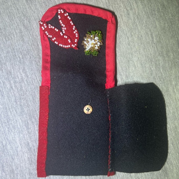 Beaded wool felt pouch - Picture 6 of 6